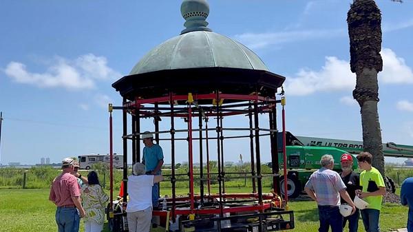 Bolivar Lighthouse, The Uncrowning, Up close View.